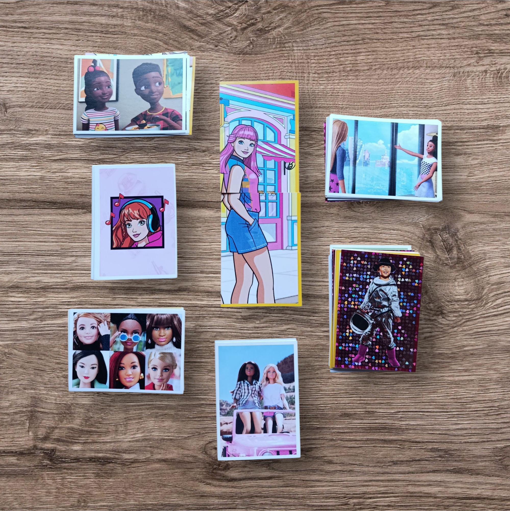 Lote 68 figuritas sin repetir Barbie Juntas brillamos