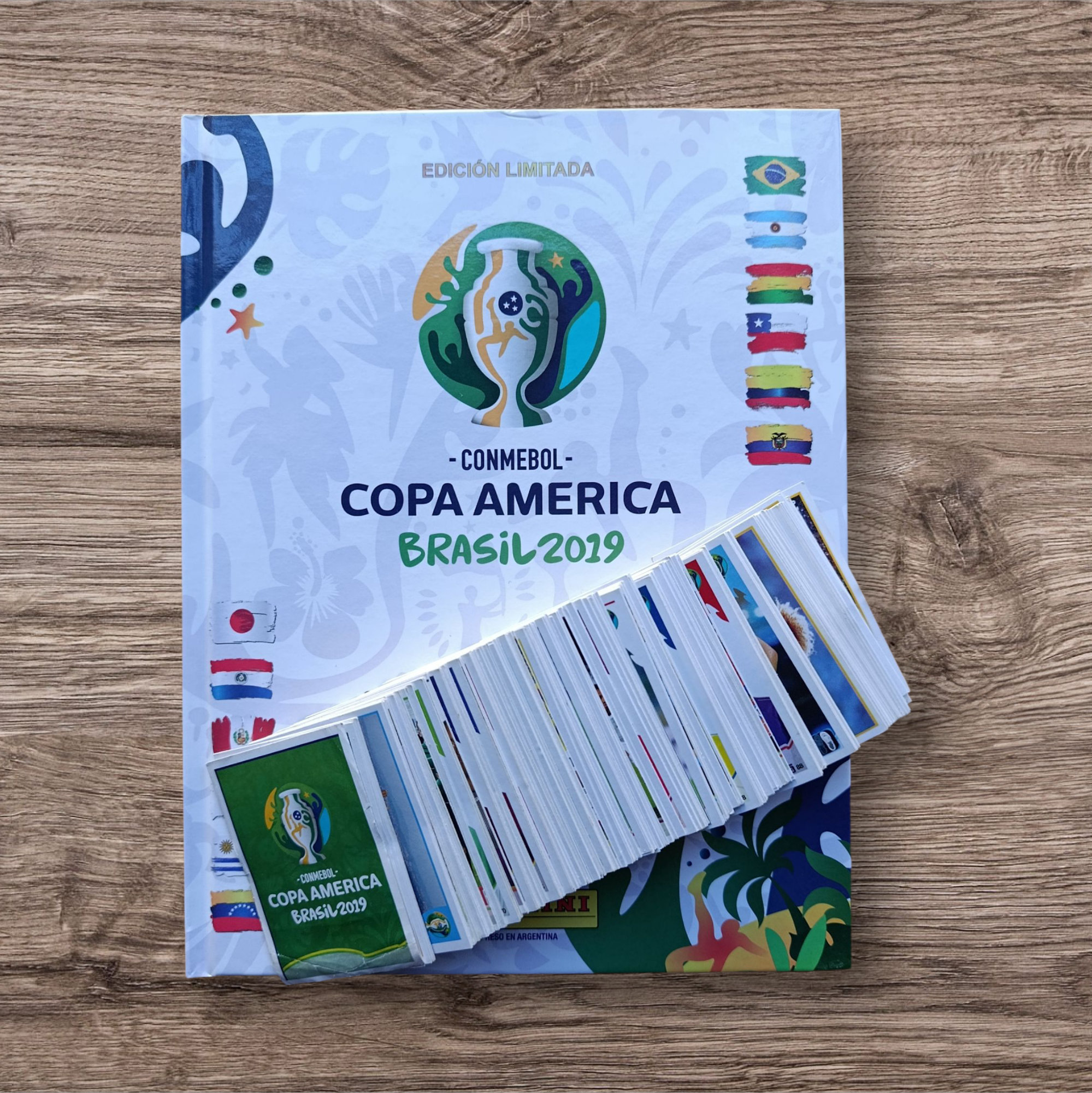 Álbum tapa dura + 301 figuritas sin repetir Copa América 2019