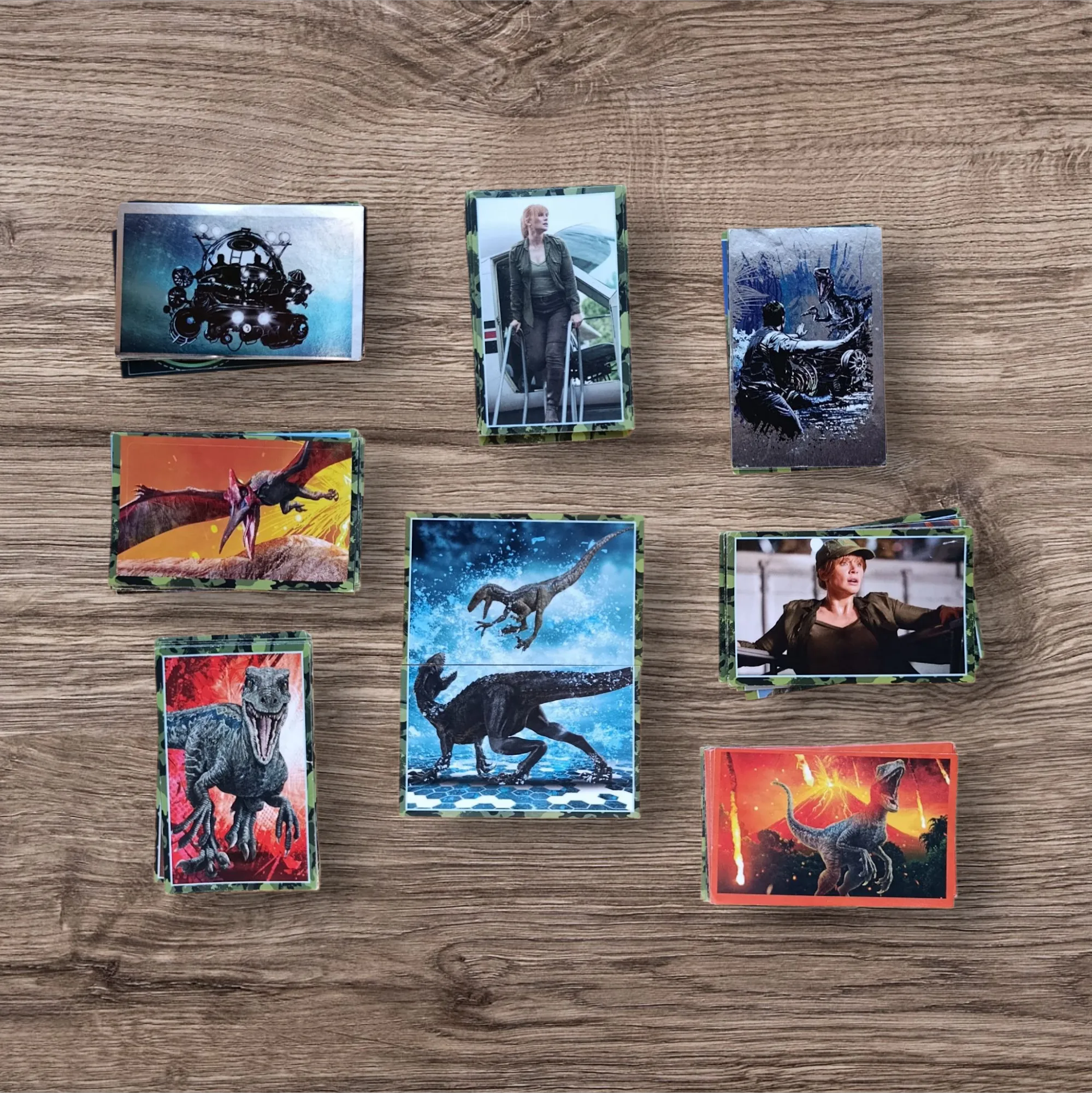 Lote 79 figuritas sin repetir Jurassic World El reino caido