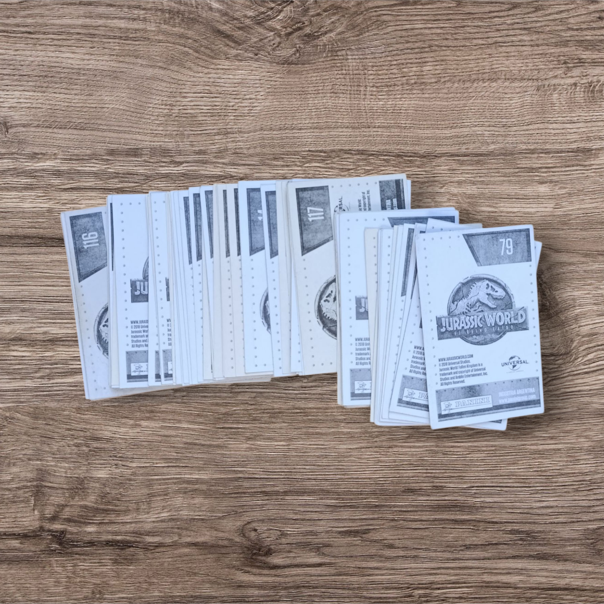 Lote 79 figuritas sin repetir Jurassic World El reino caido