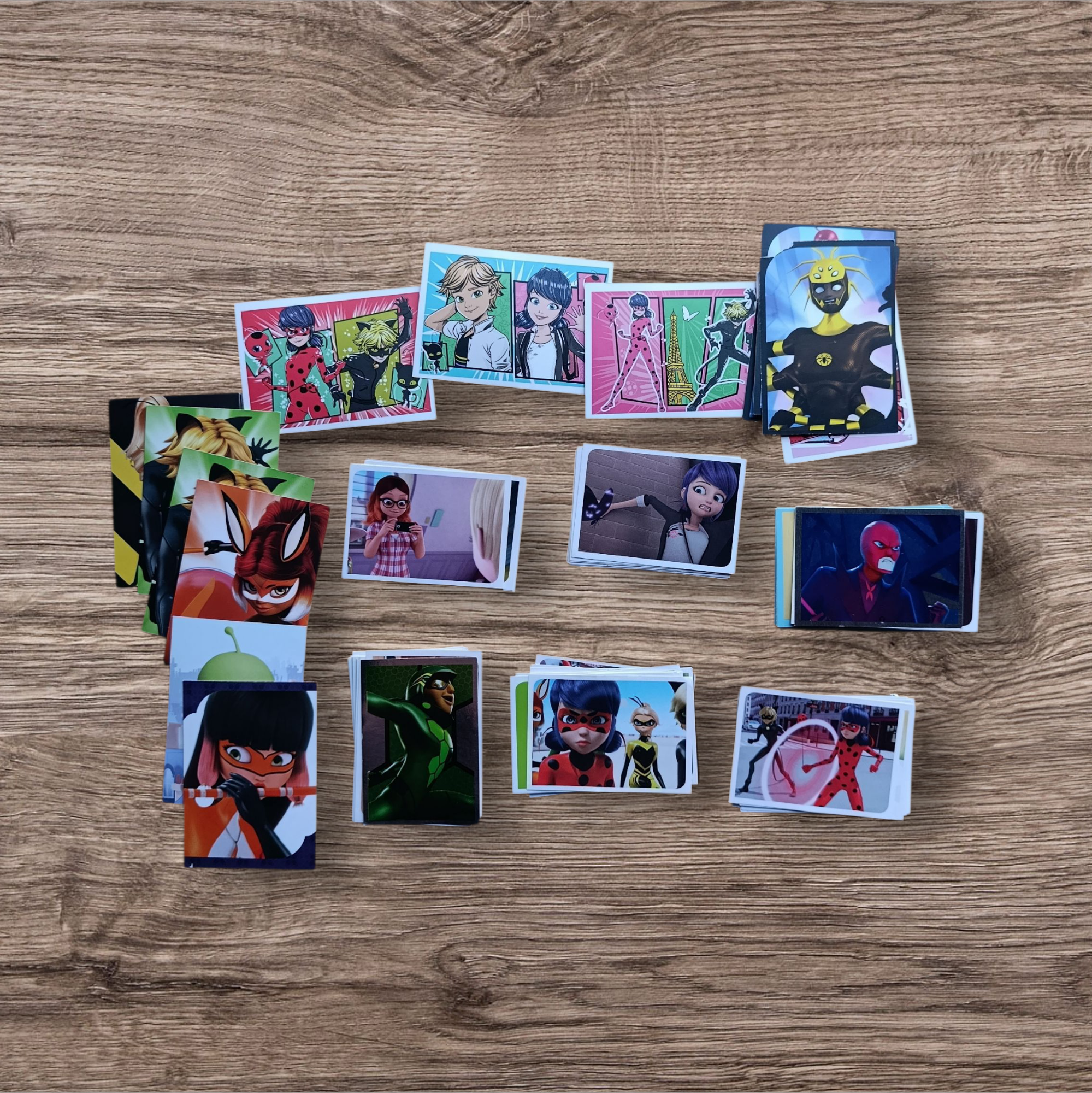 Lote 145 figuritas y cartas Miraculous