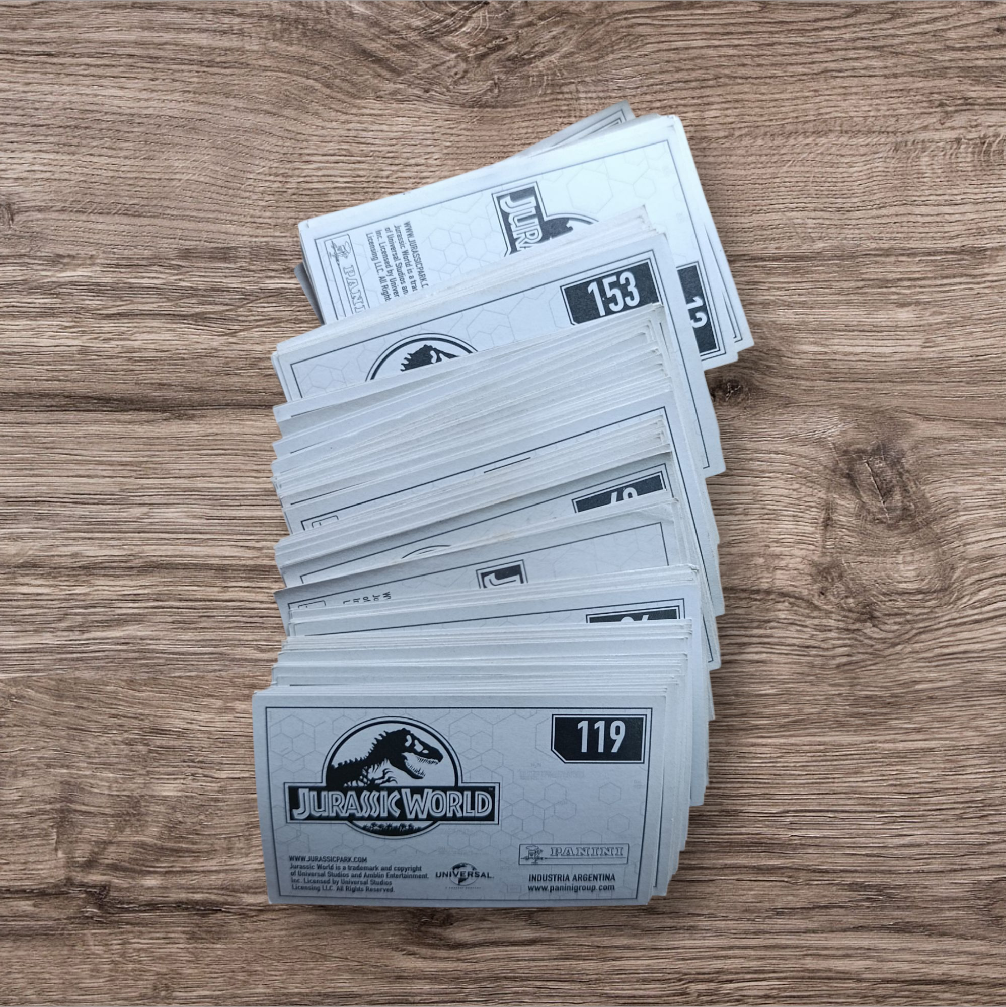 Lote 143 figuritas sin repetir Jurassic World