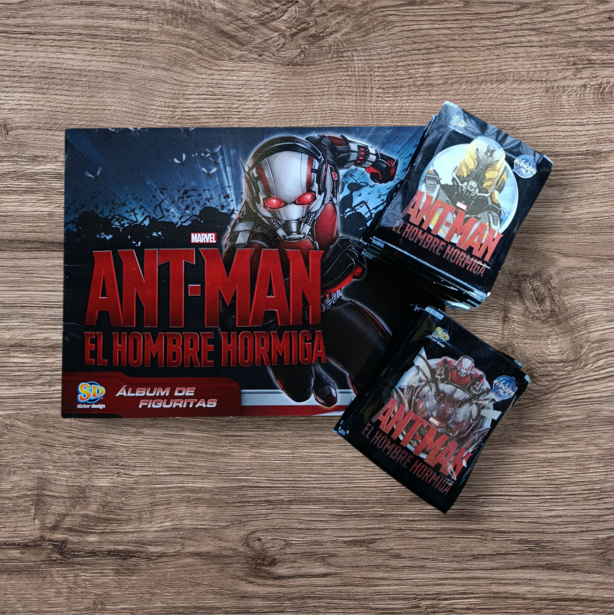 Álbum + 100 sobres de figuritas Antman