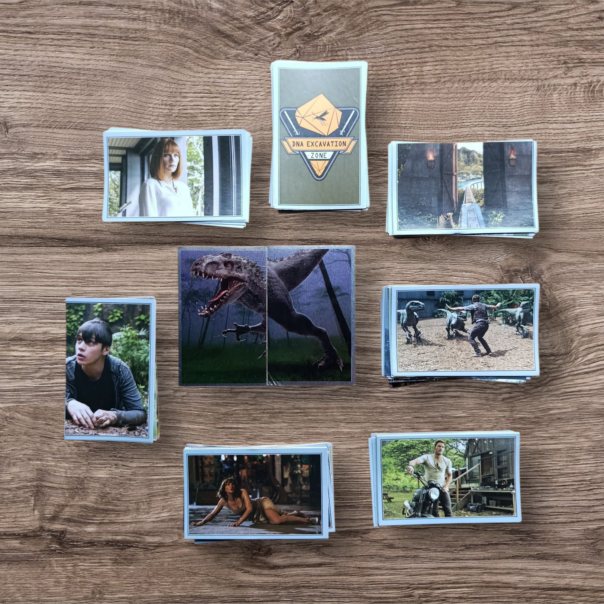 Lote 107 figuritas sin repetir Jurassic World