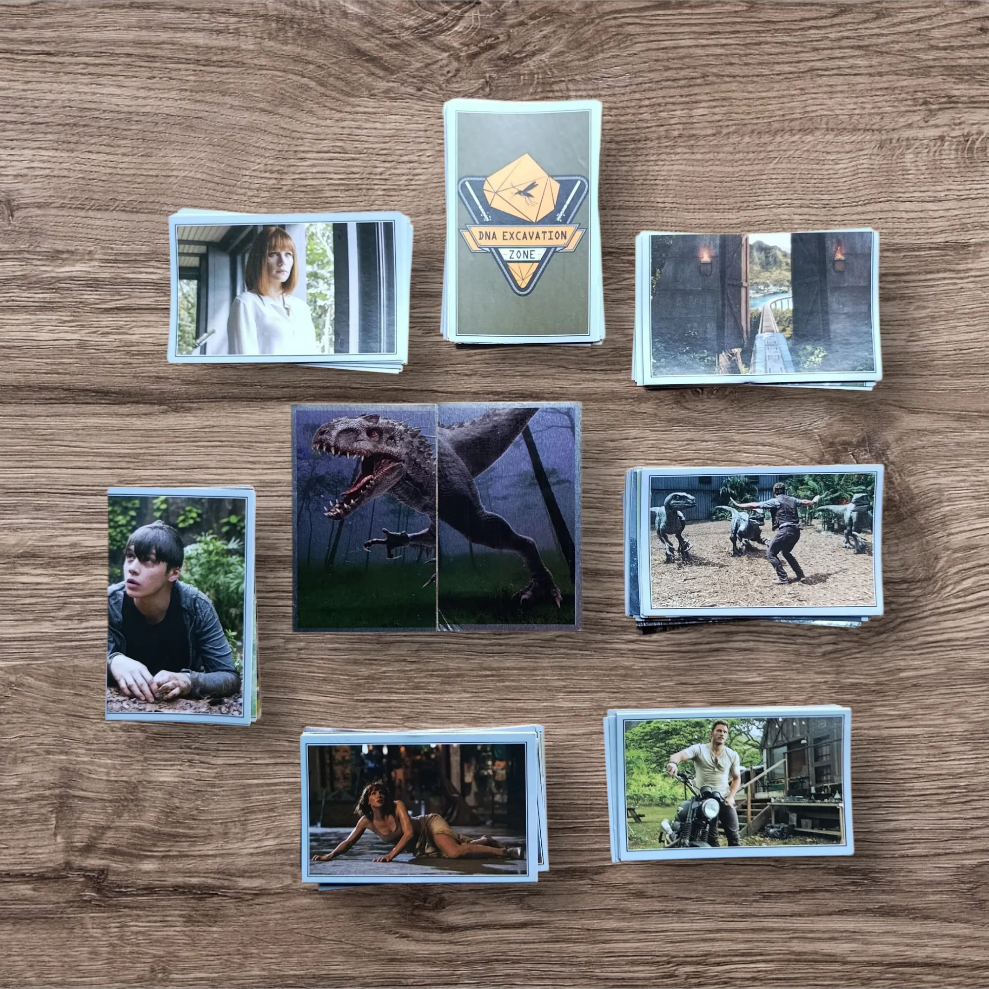 Lote 107 figuritas sin repetir Jurassic World
