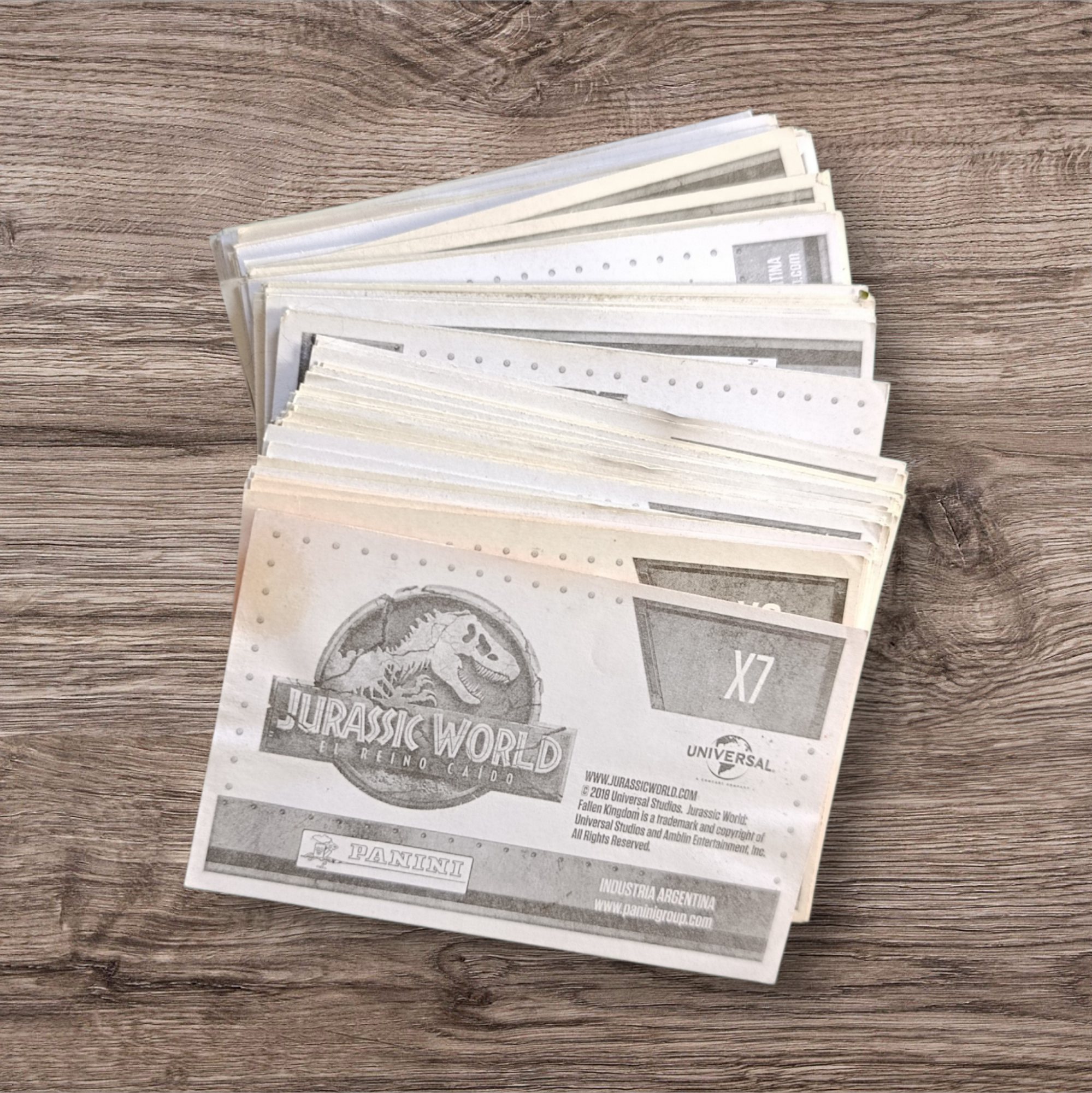 Lote 103 figuritas sin repetir Jurassic World El reino caido