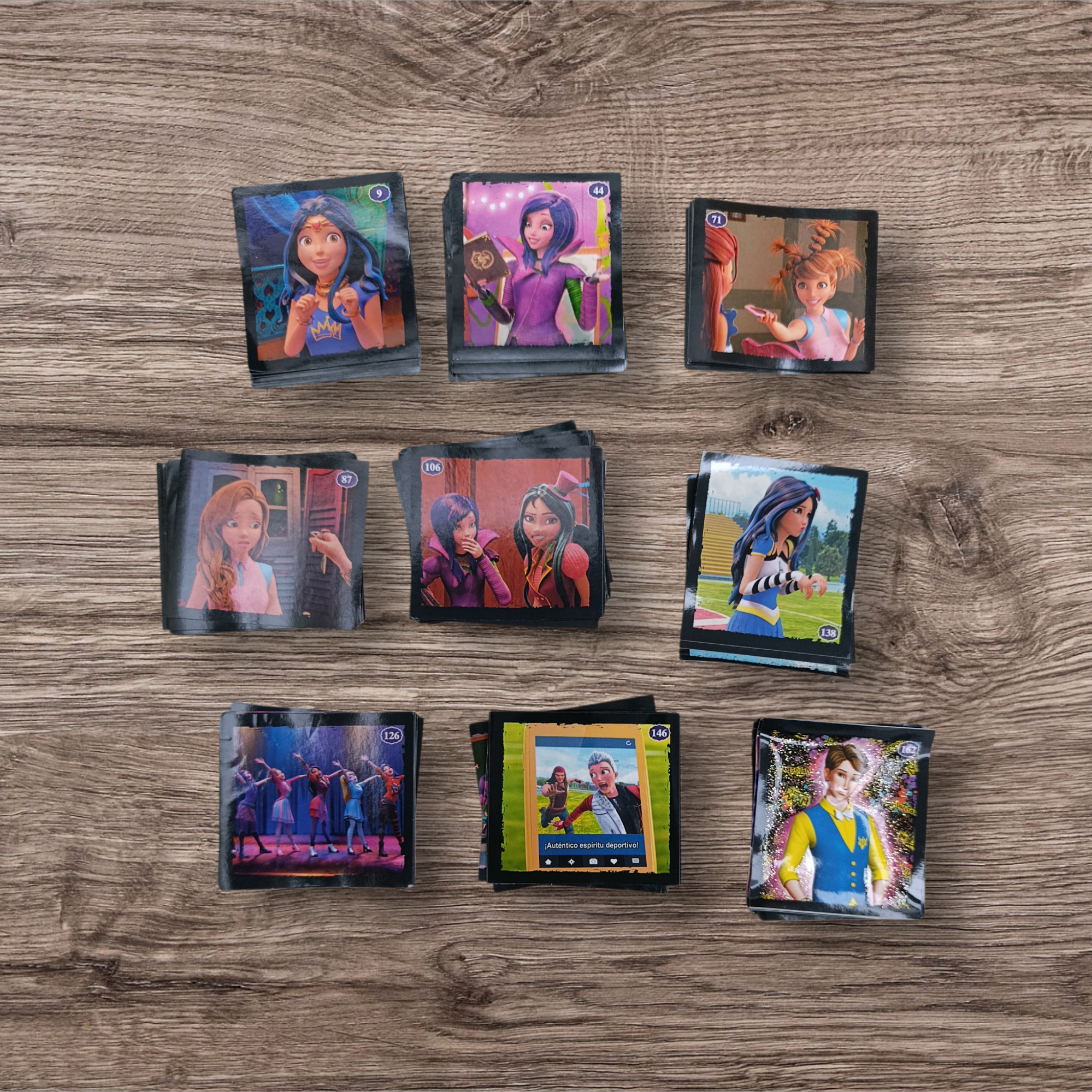 Lote 106 figuritas Descendientes 3