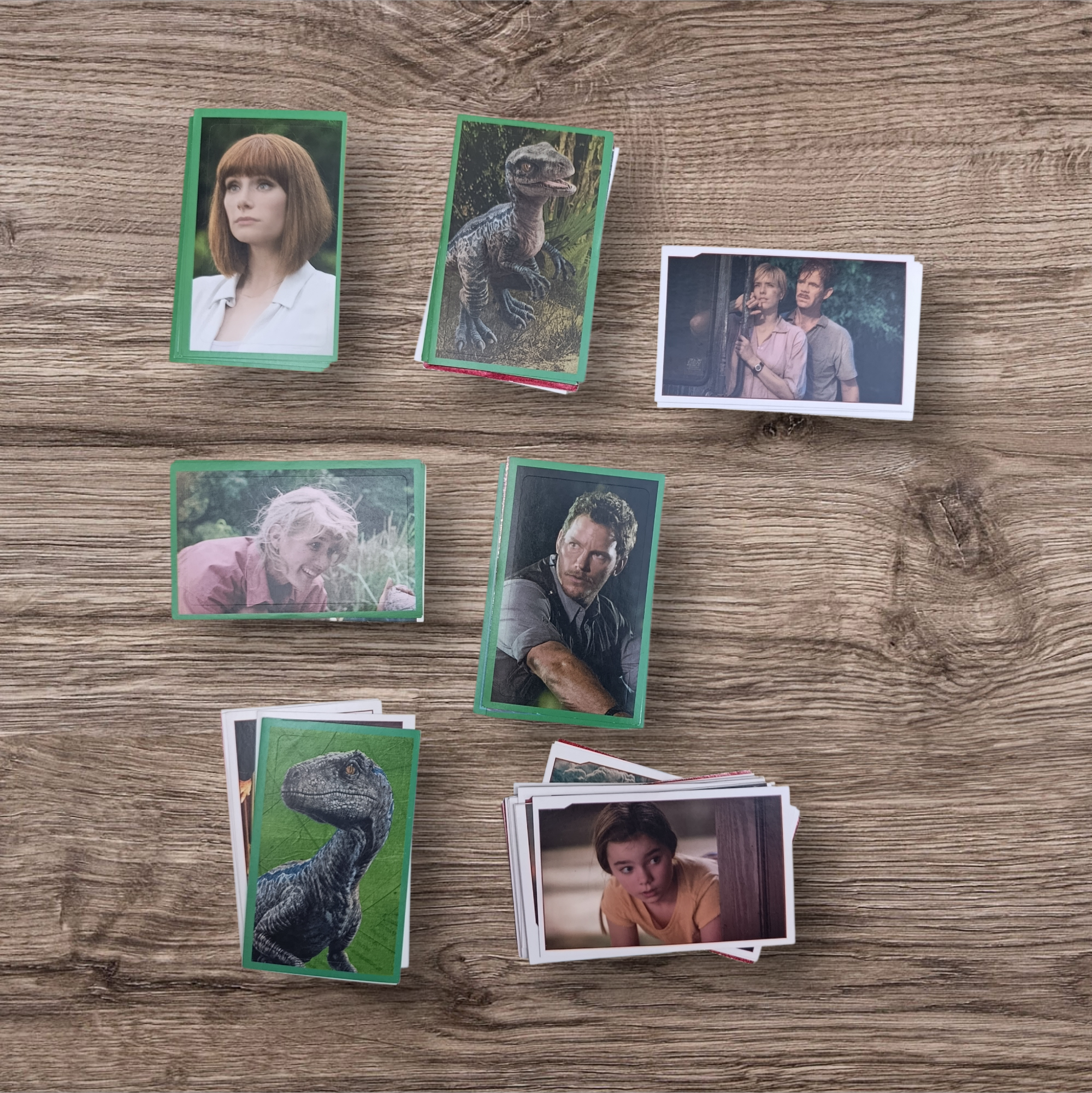 Lote 50 figuritas sin repetir Jurassic World