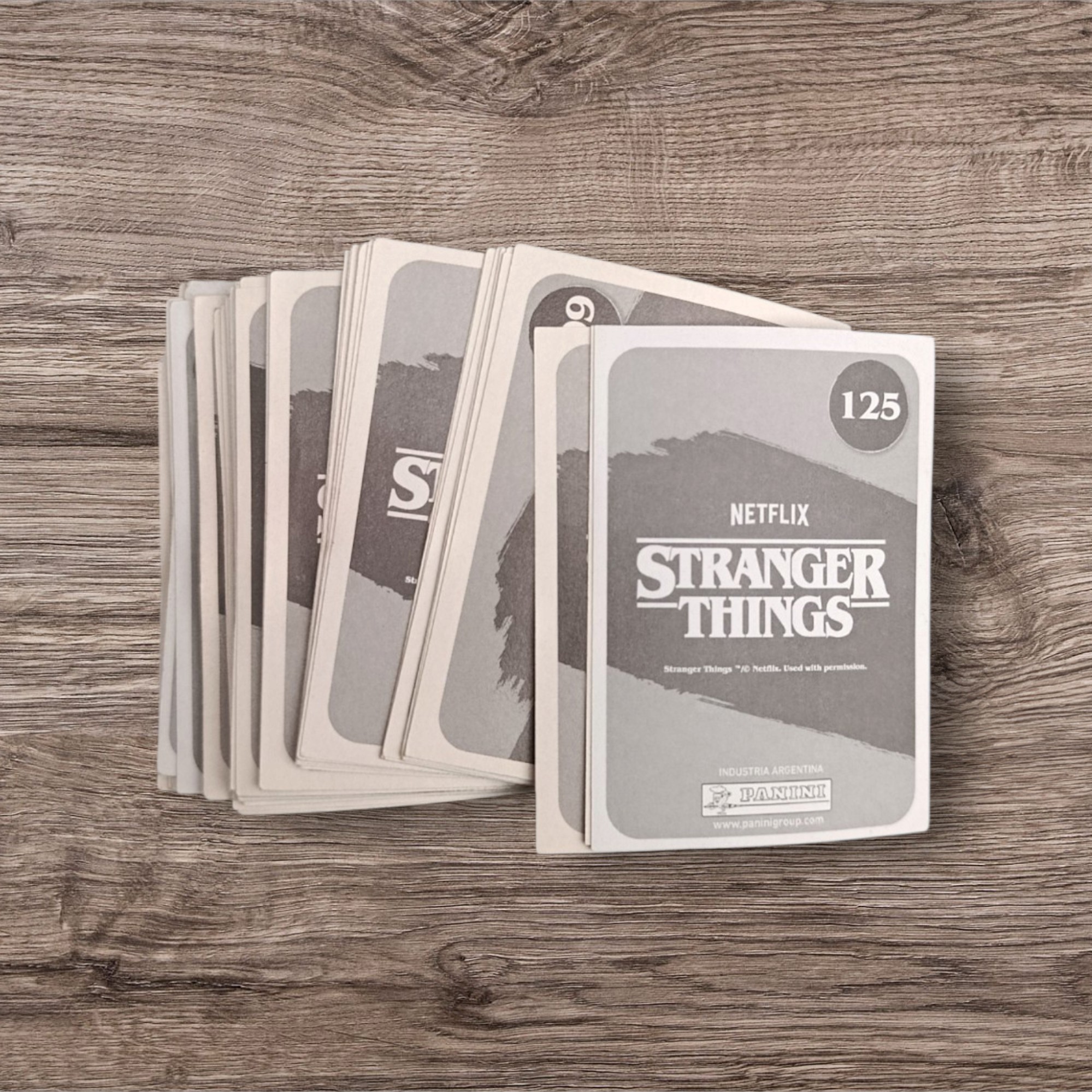 Lote de 46 Figuritas de Stranger Things (Panini) Con Repetidas