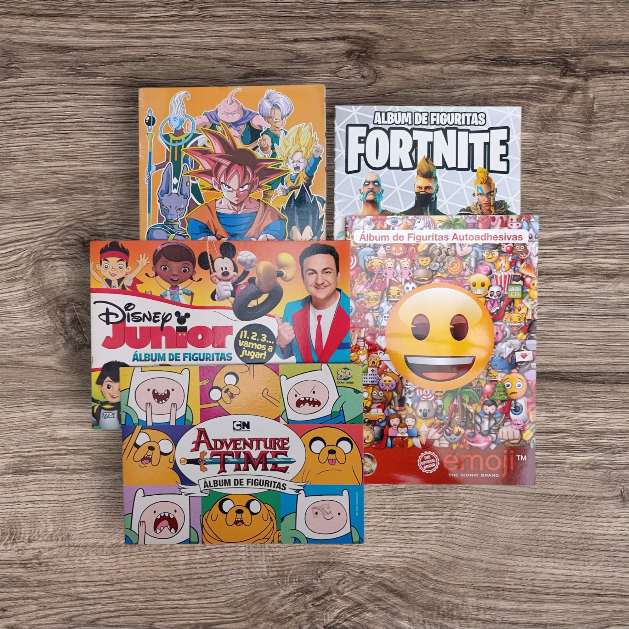 Lote de 5 Álbumes Vacíos: Adventure Time, Disney Junior, Fortnite, Dragon Ball Saga Batalla de los Dioses y Emoji