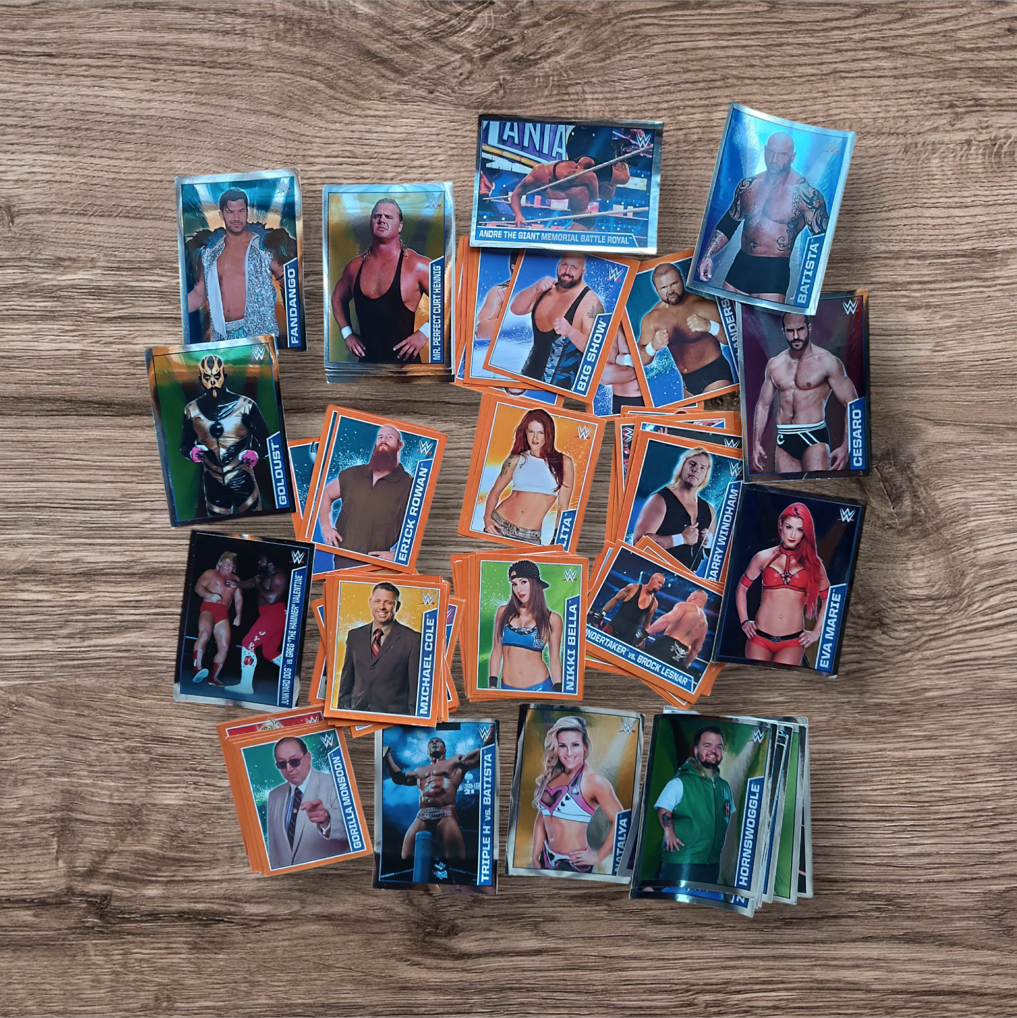 Lote 86 figuritas sin repetir WWE