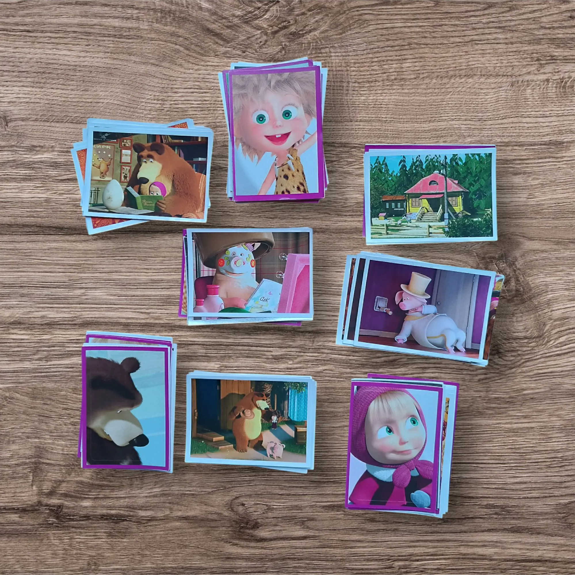 Lote 112 figuritas sin repetir Masha y el Oso, de Panini