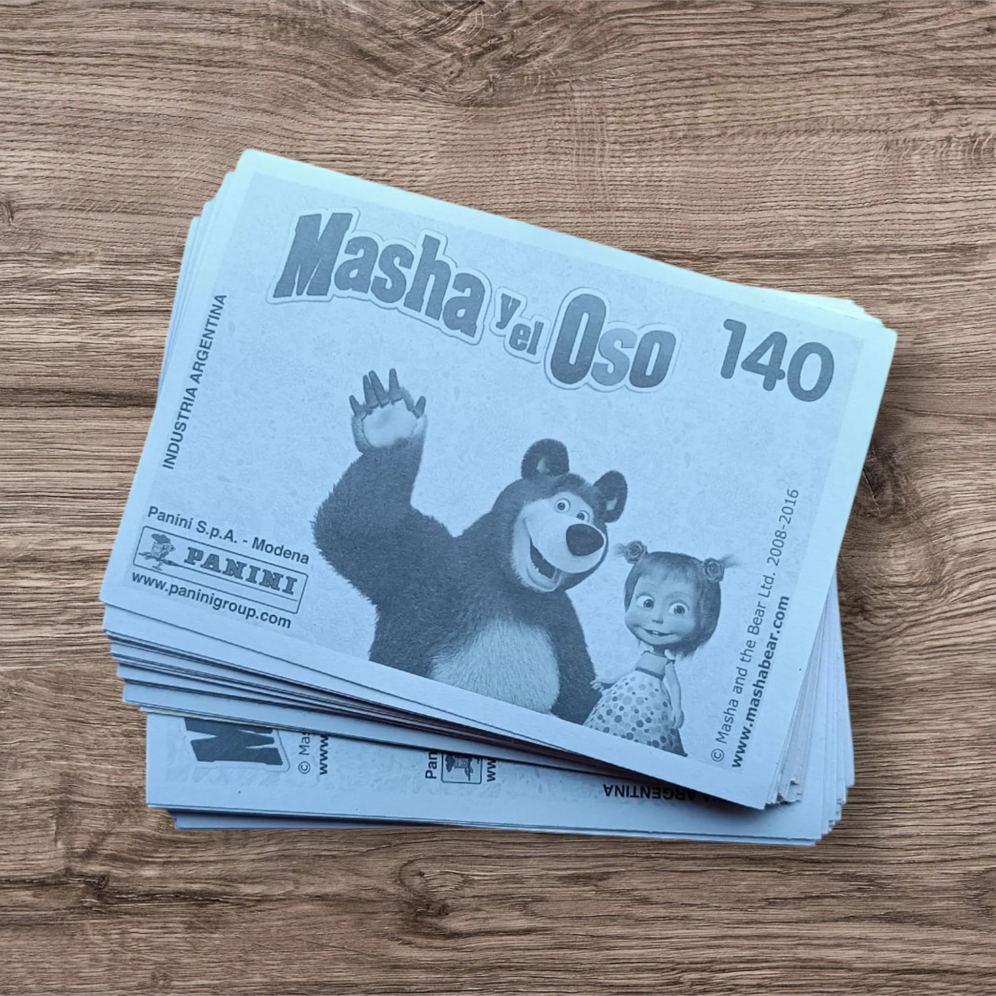 Lote 112 figuritas sin repetir Masha y el Oso, de Panini