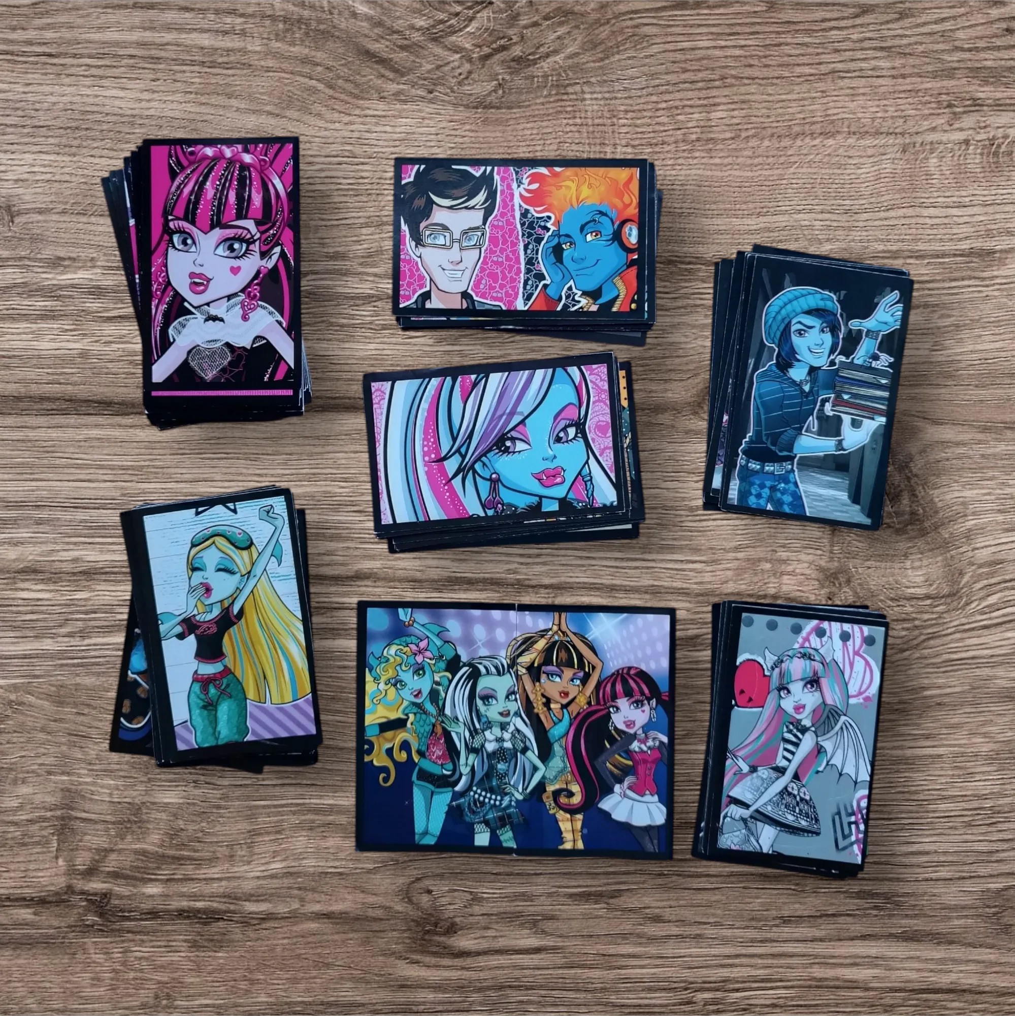 Lote 73 figuritas sin repetir Monster High
