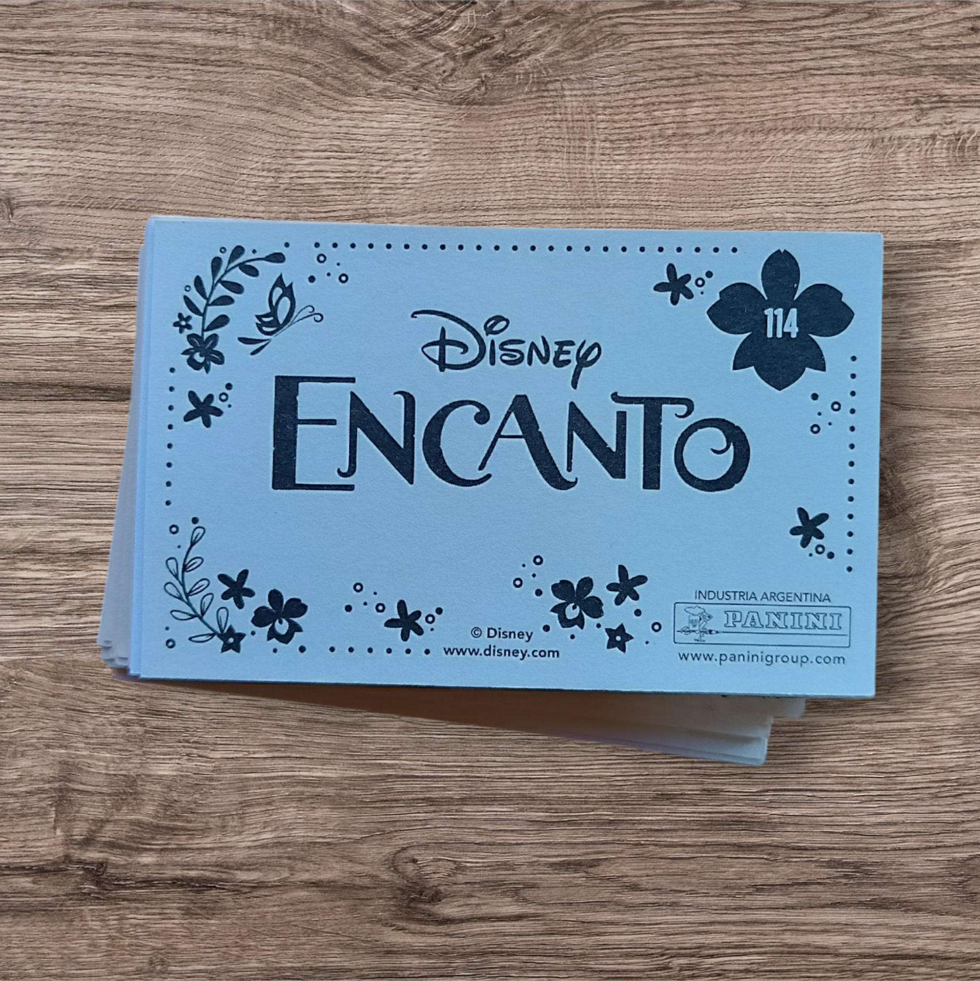Lote 88 figuritas sin repetir Encanto, de Panini