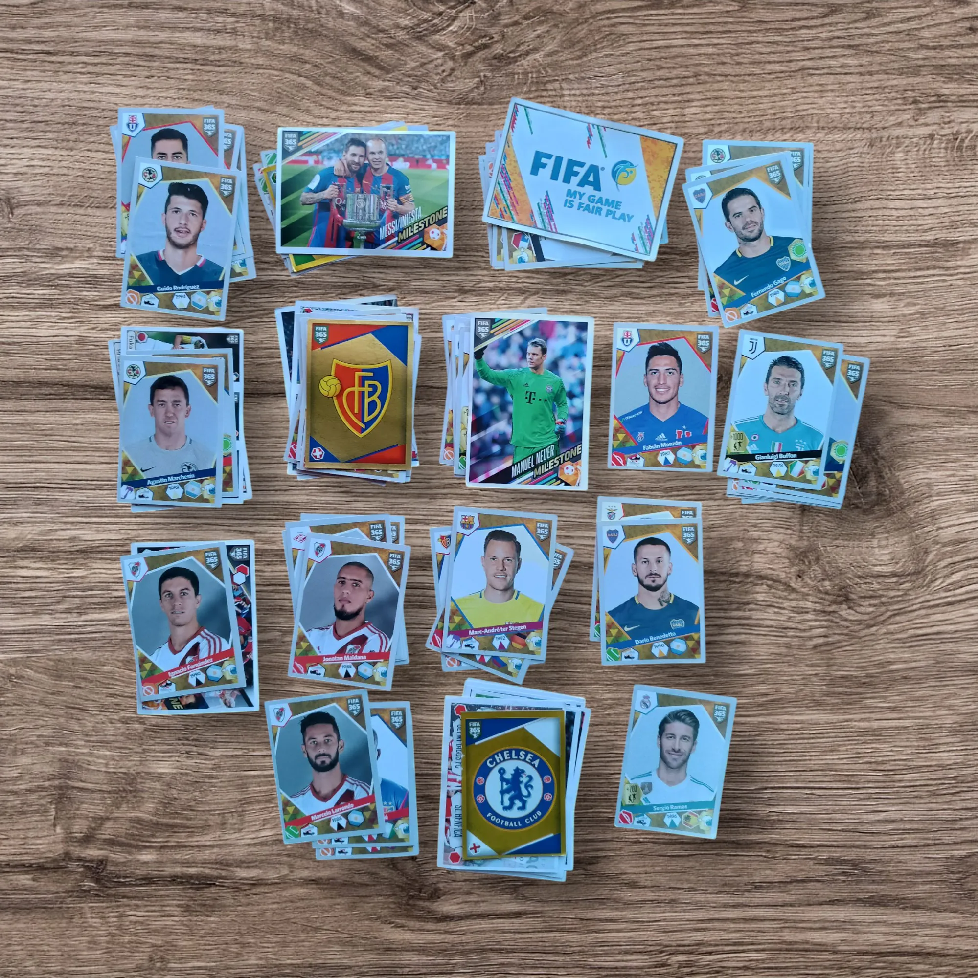 Lote 101 figuritas sin repetir de FIFA 365 2018