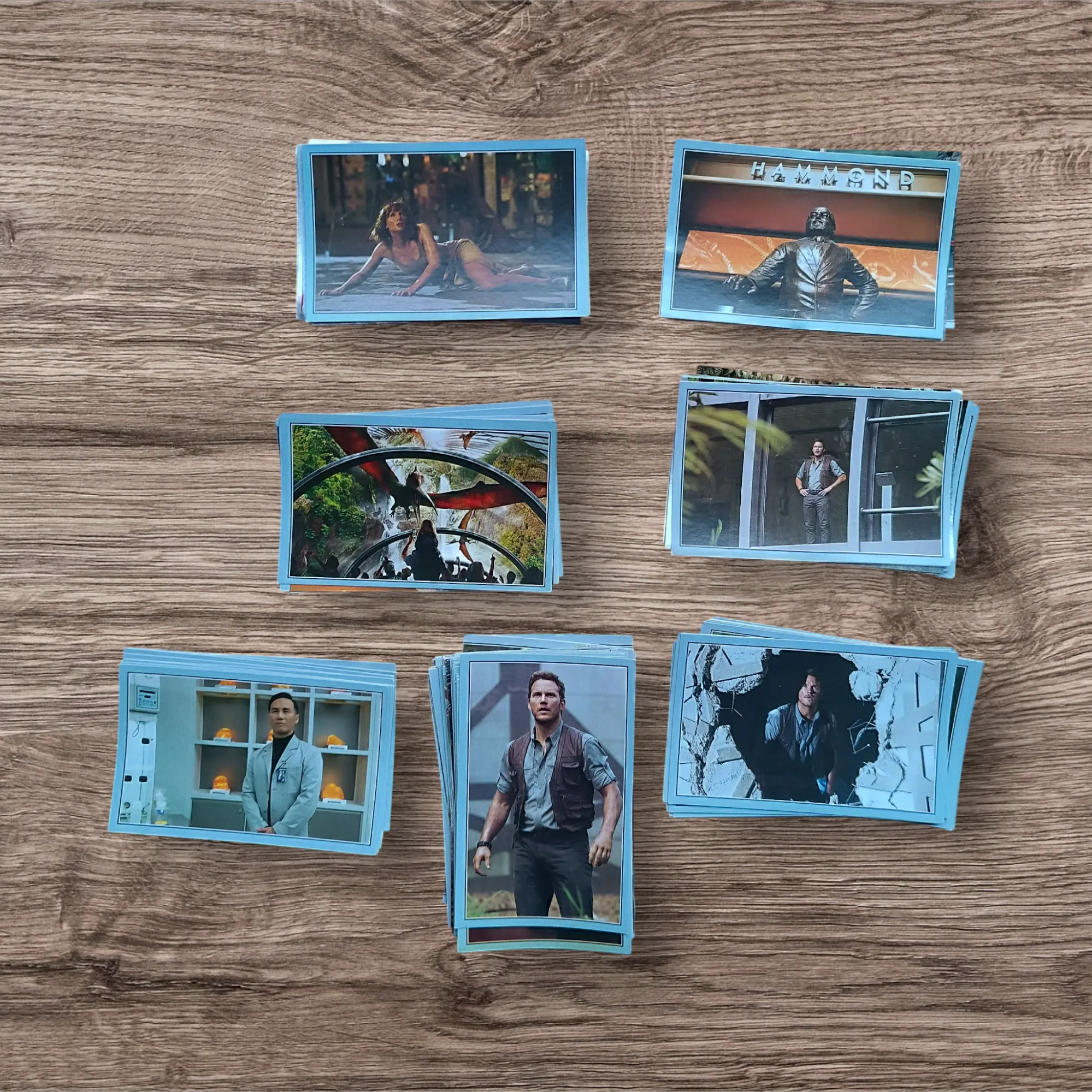 Lote 103 figuritas sin repetir Jurassic World, de Panini