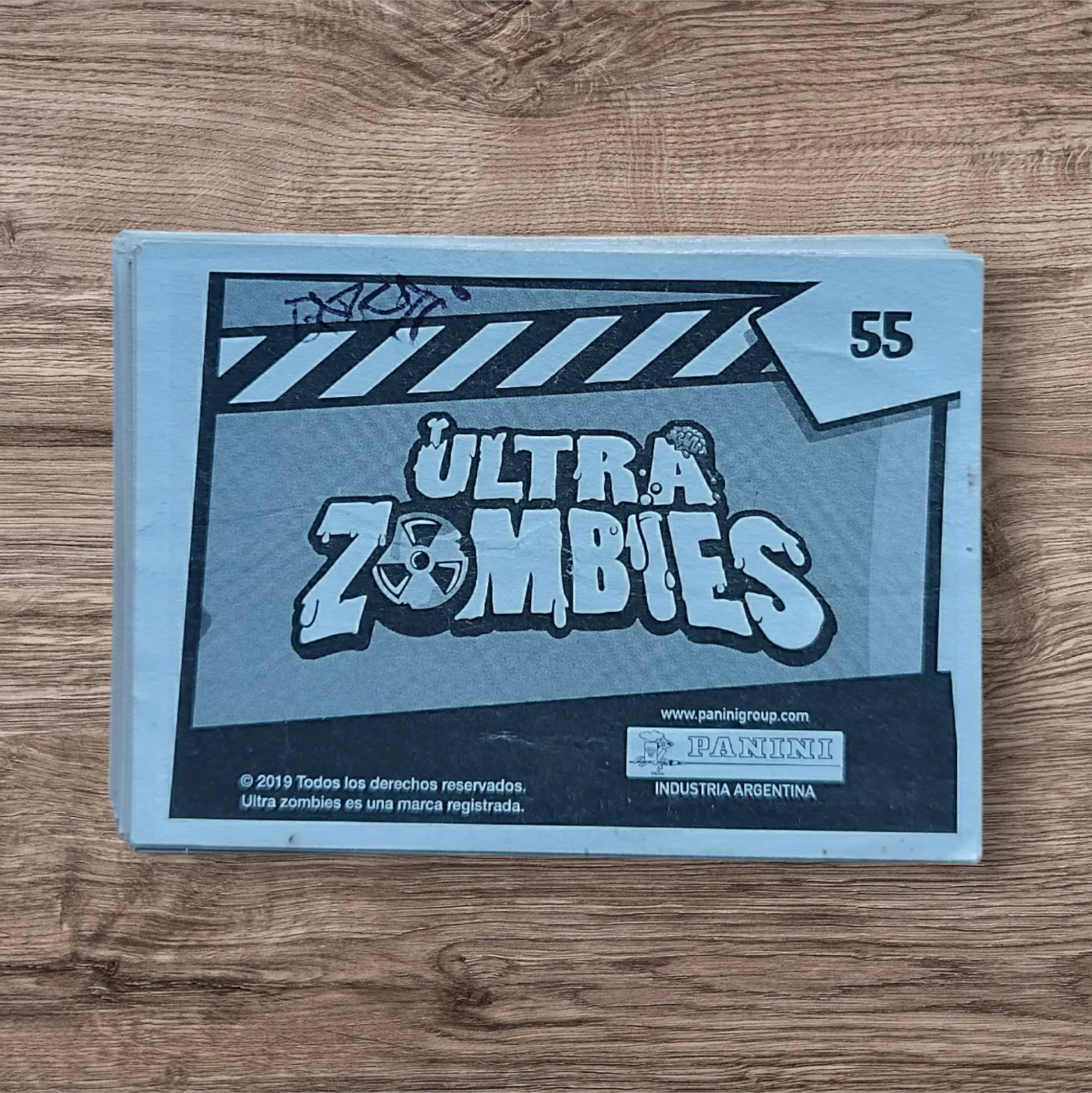 Lote 67 figuritas sin repetir Ultra Zombies, de Panini
