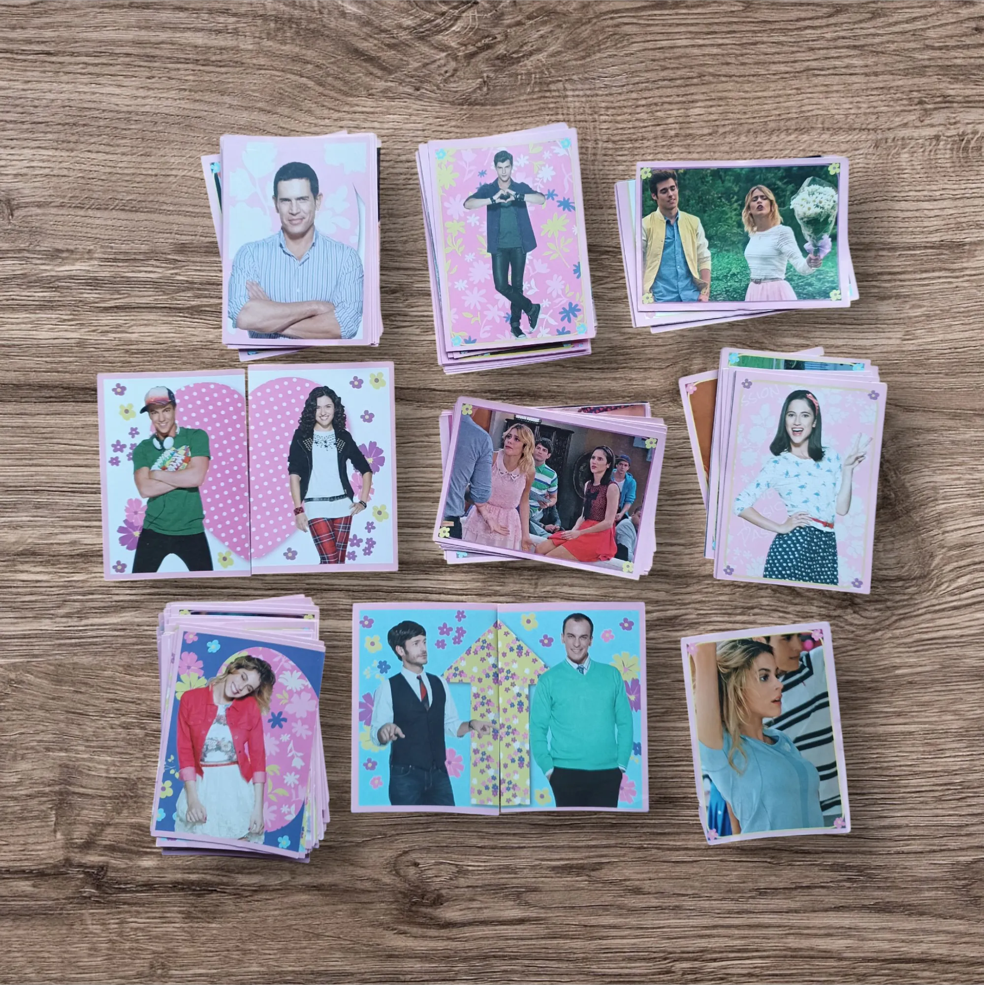 Lote 98 figuritas sin repetir Violetta, de Panini