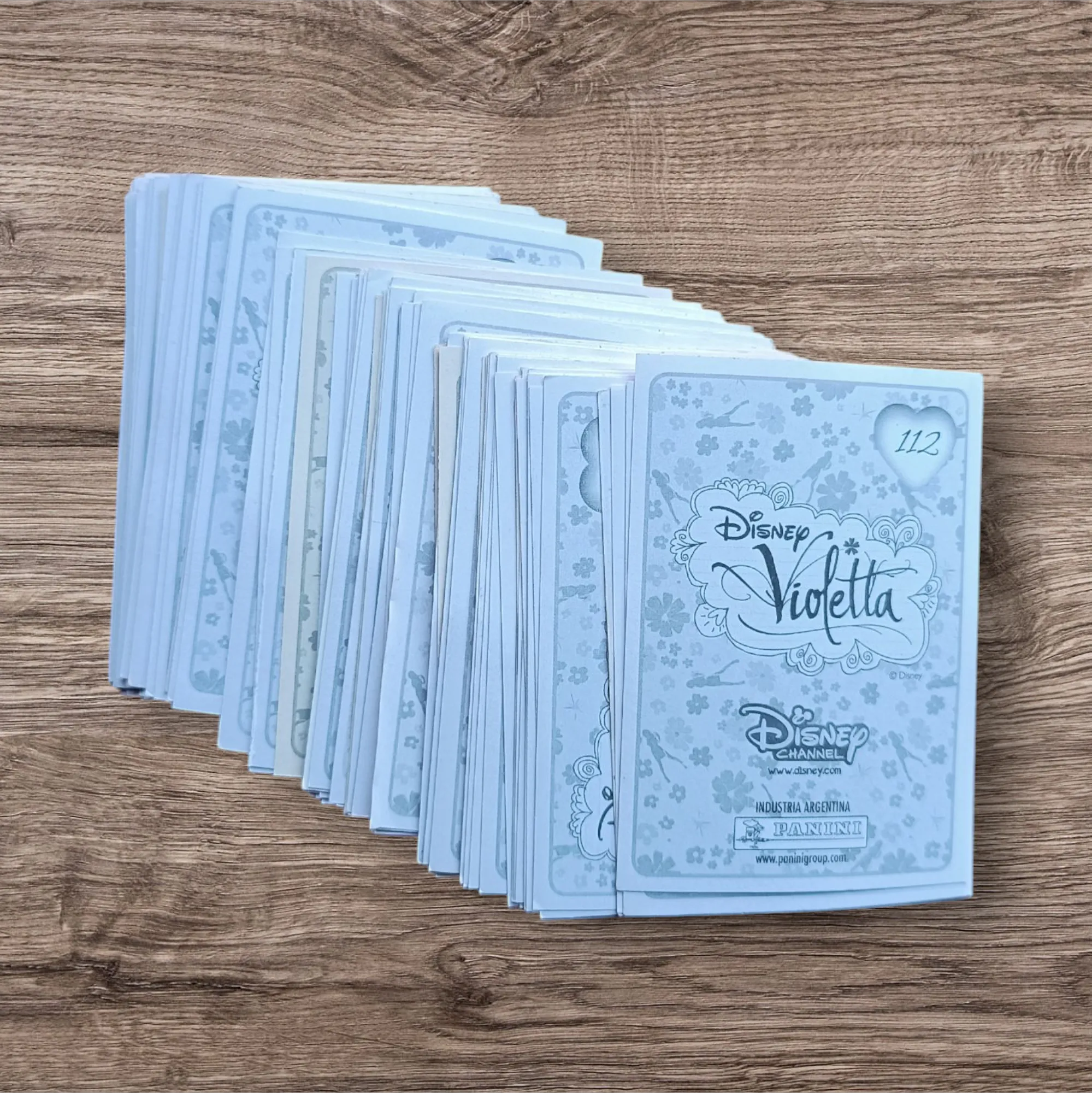 Lote 98 figuritas sin repetir Violetta, de Panini