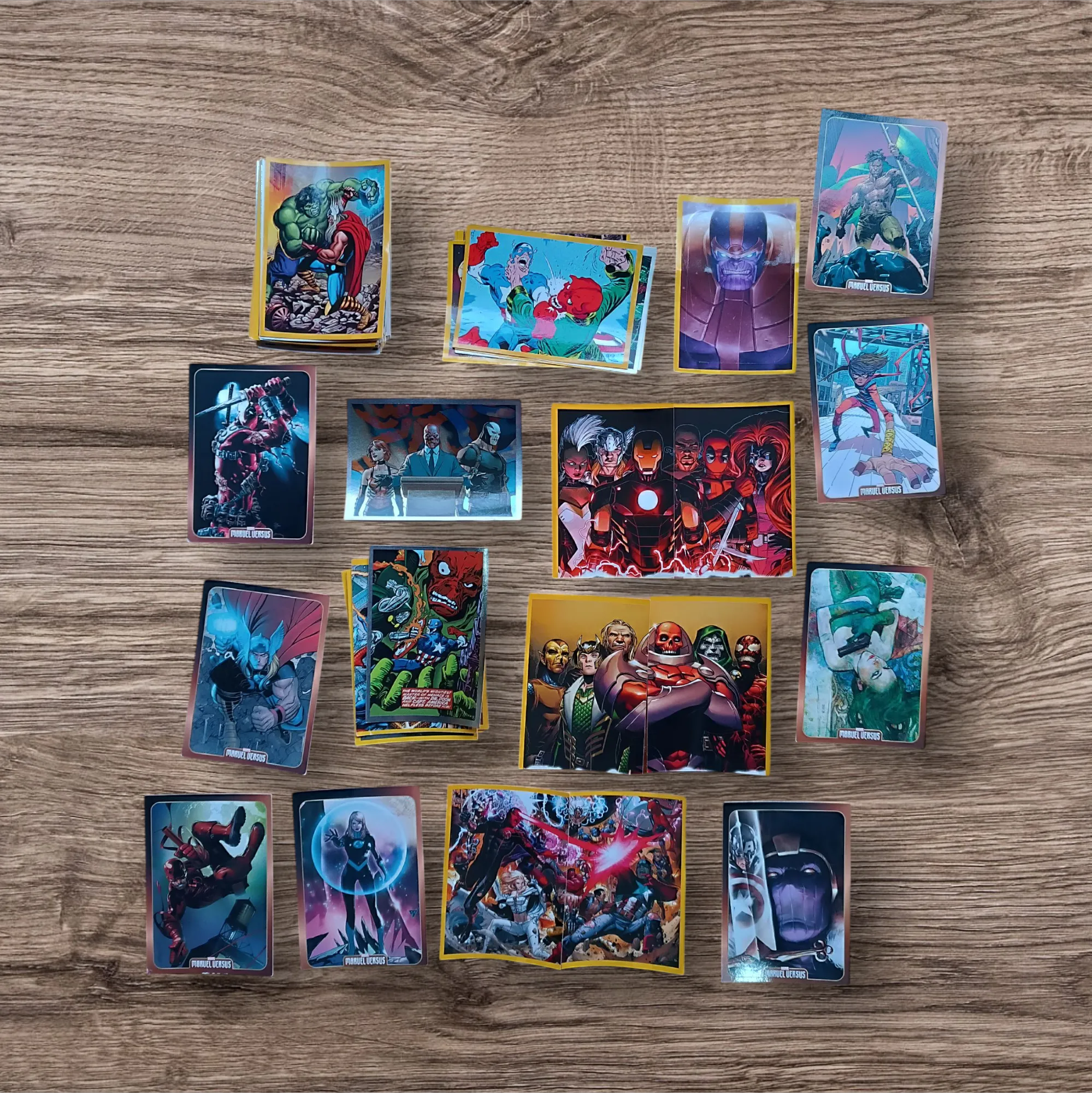Extraordinario combo de álbum + 65 figuritas + 8 cartas Marvel Versus