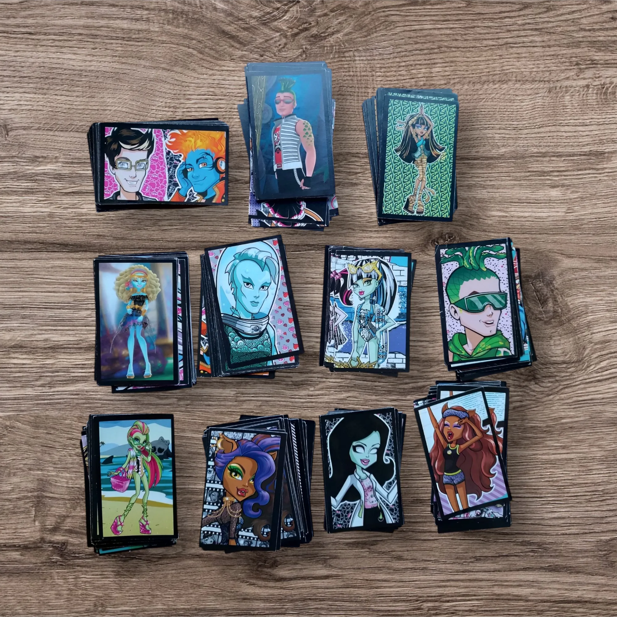 Lote 271 figuritas Monster High, de Panini