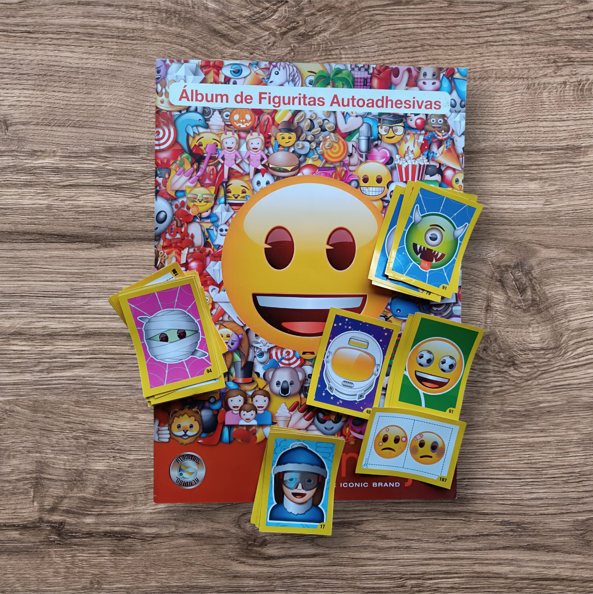 Álbum + 133 figuritas sin repetir Emoji