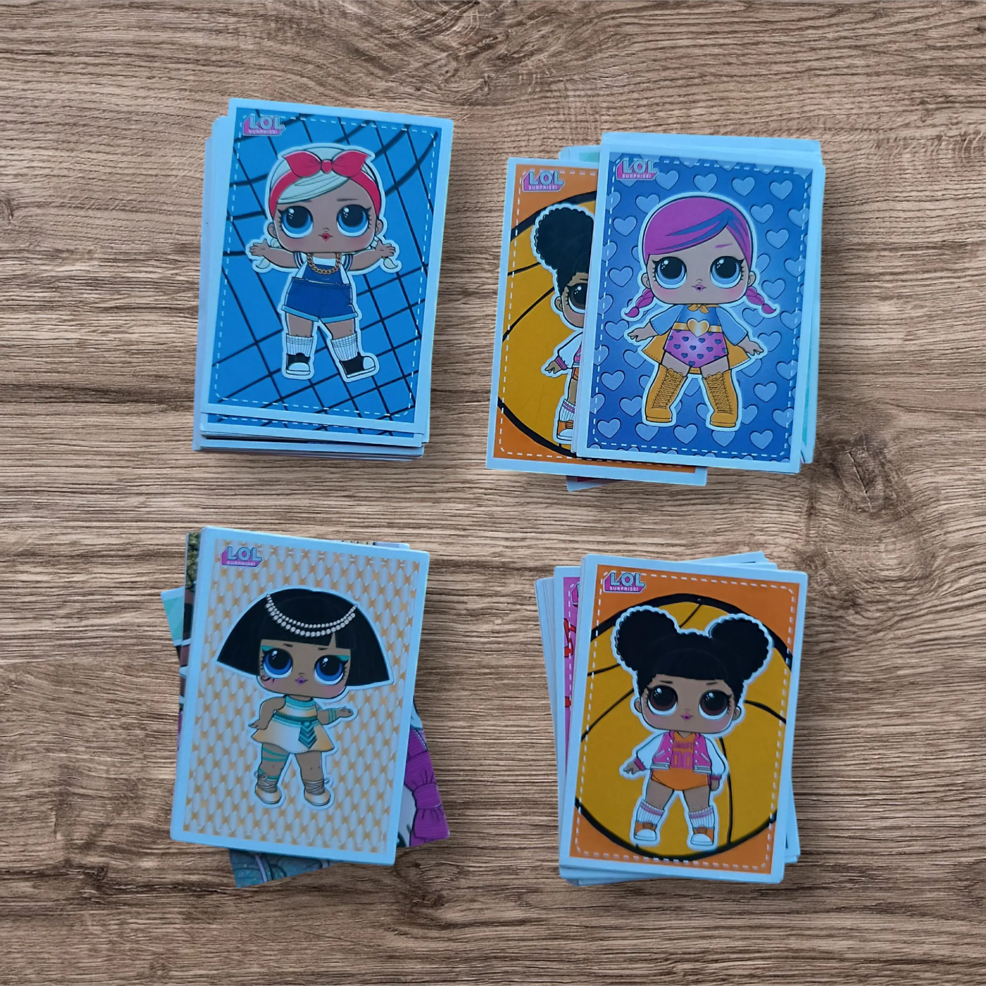 Lote 70 figuritas Lol Surprise, de Panini