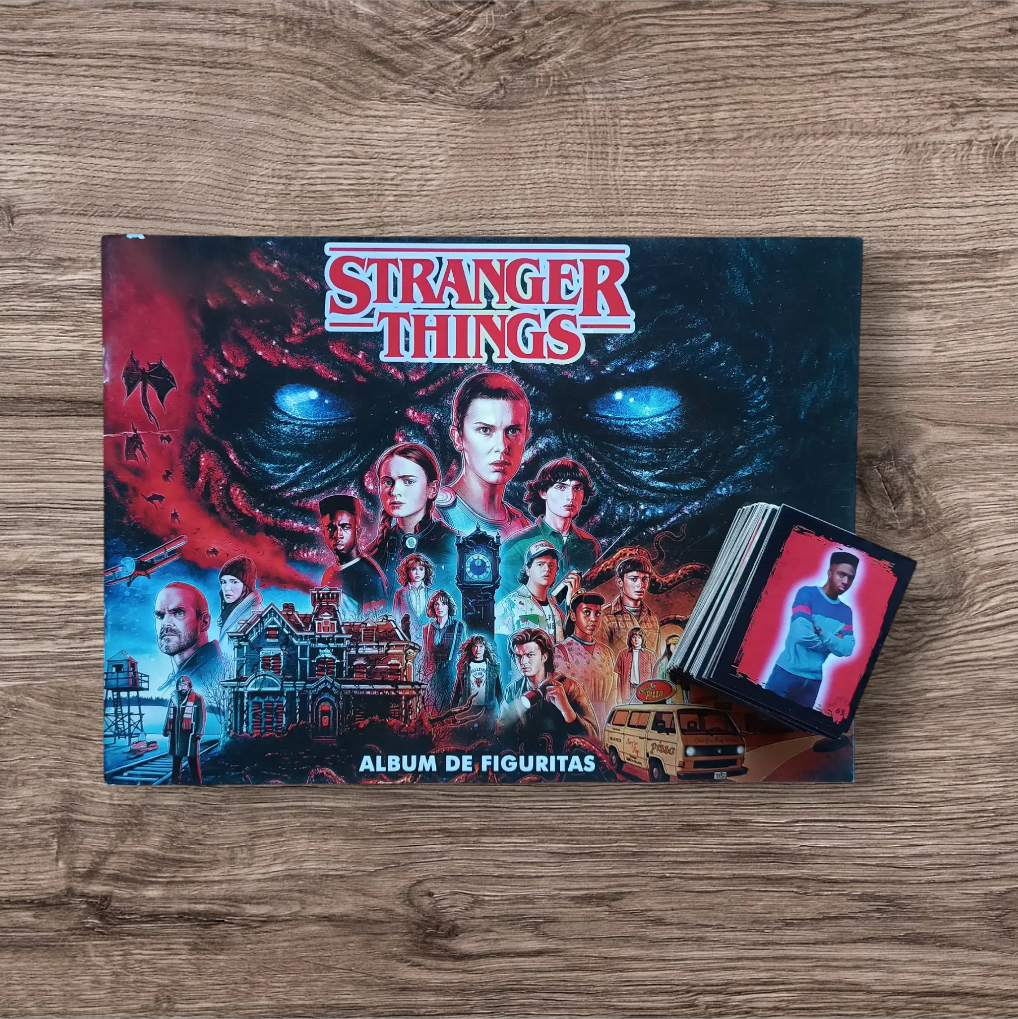 Álbum + 102 figuritas sin repetir Stranger Things