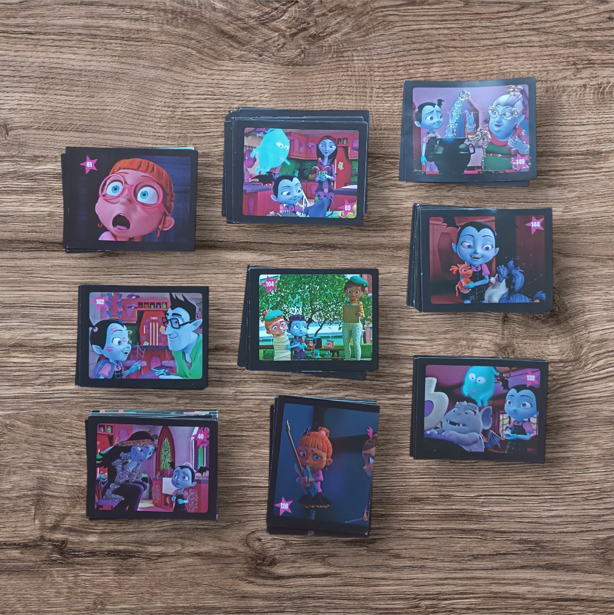 Lote 89 figuritas sin repetir Vampirina