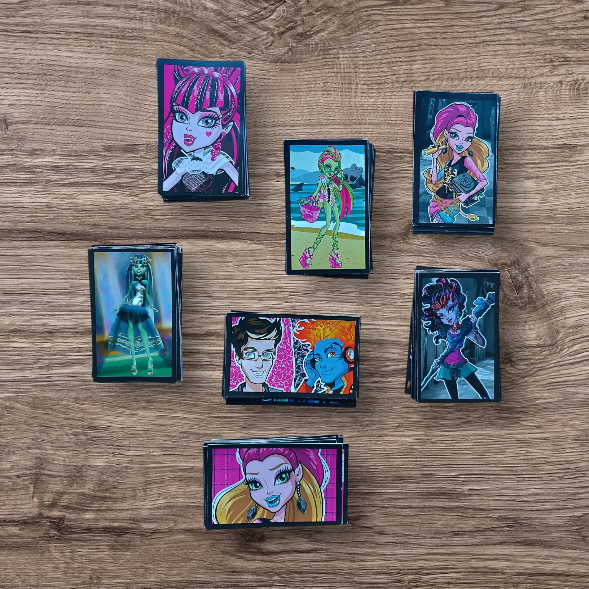 Lote 112 figuritas sin repetir Monster High