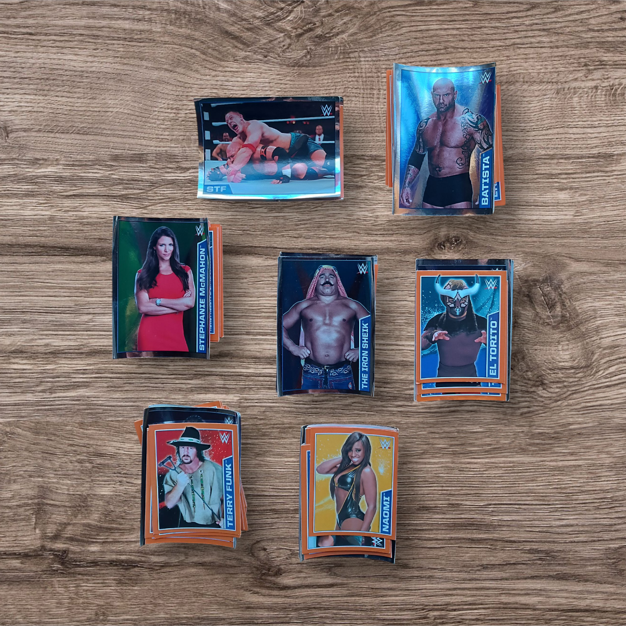 Lote 68 figuritas sin repetir WWE