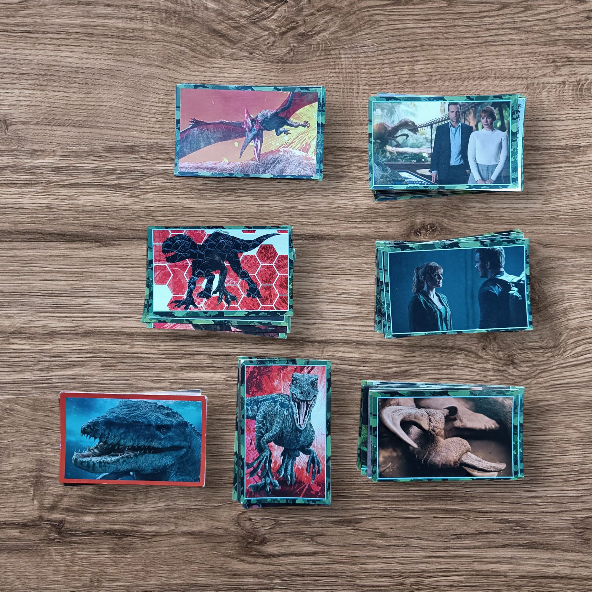 Lote 88 figuritas sin repetir Jurassic World El reino caído